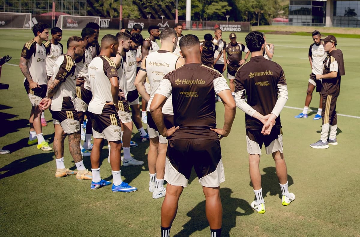 Jogadores e comissão técnica do Flamengo conversam durante treino no Ninho do Urubu