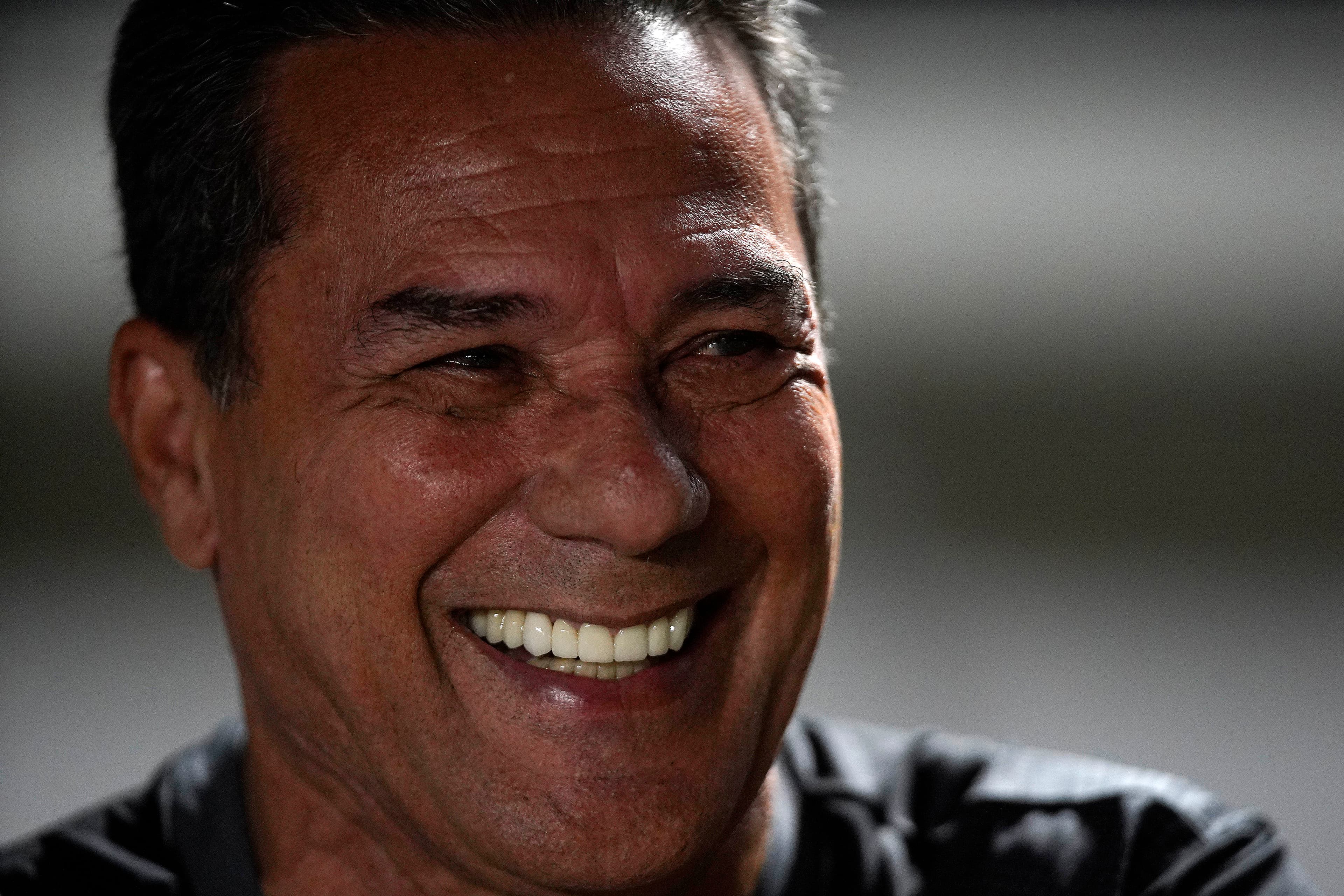 Vanderlei Luxemburgo, técnico do Vasco da Gama, reage com largo sorriso durante uma partida entre Vasco e Palmeiras no Brasileirão Série A 2019