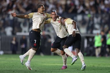 David comemora gol do Vasco com companheiros