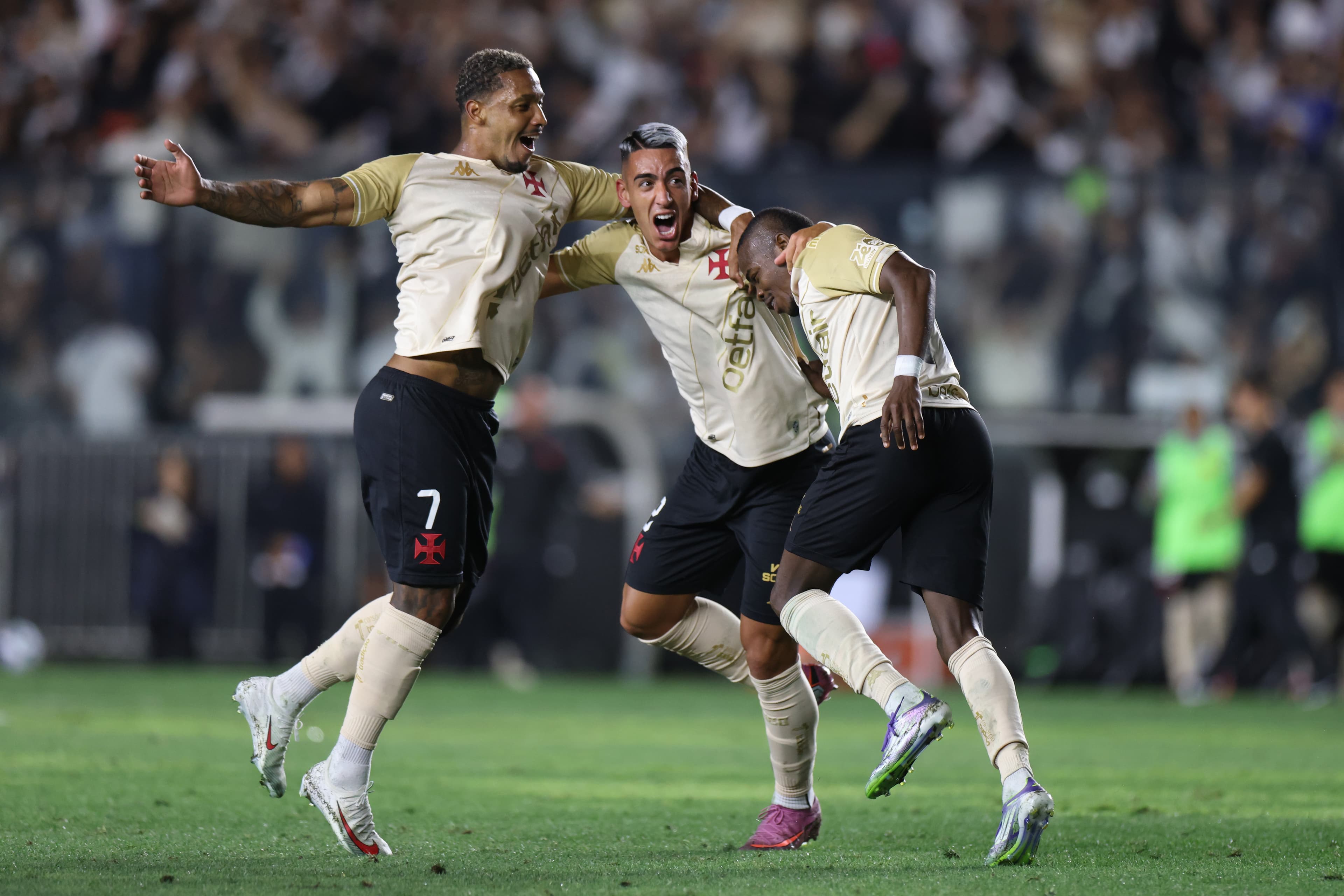 David comemora gol do Vasco com companheiros