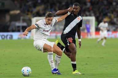 Canobbio protege a bola contra a marcação de Cuiabano