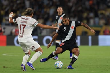 Paulo Henrique tenta passe enquanto é marcado por Canobbio em Vasco x Fluminense