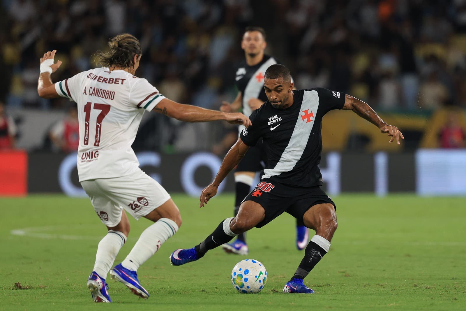 Paulo Henrique tenta passe enquanto é marcado por Canobbio em Vasco x Fluminense