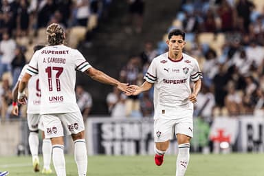 Canobbio e Saravino tocam as mãos