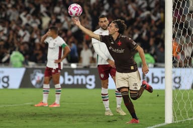 Nuno Moreira comemora gol do Vasco sobre o Fluminense