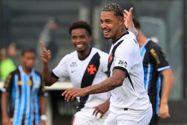 David e Thiago Mendes comemoram gol do Vasco sobre o Grêmio