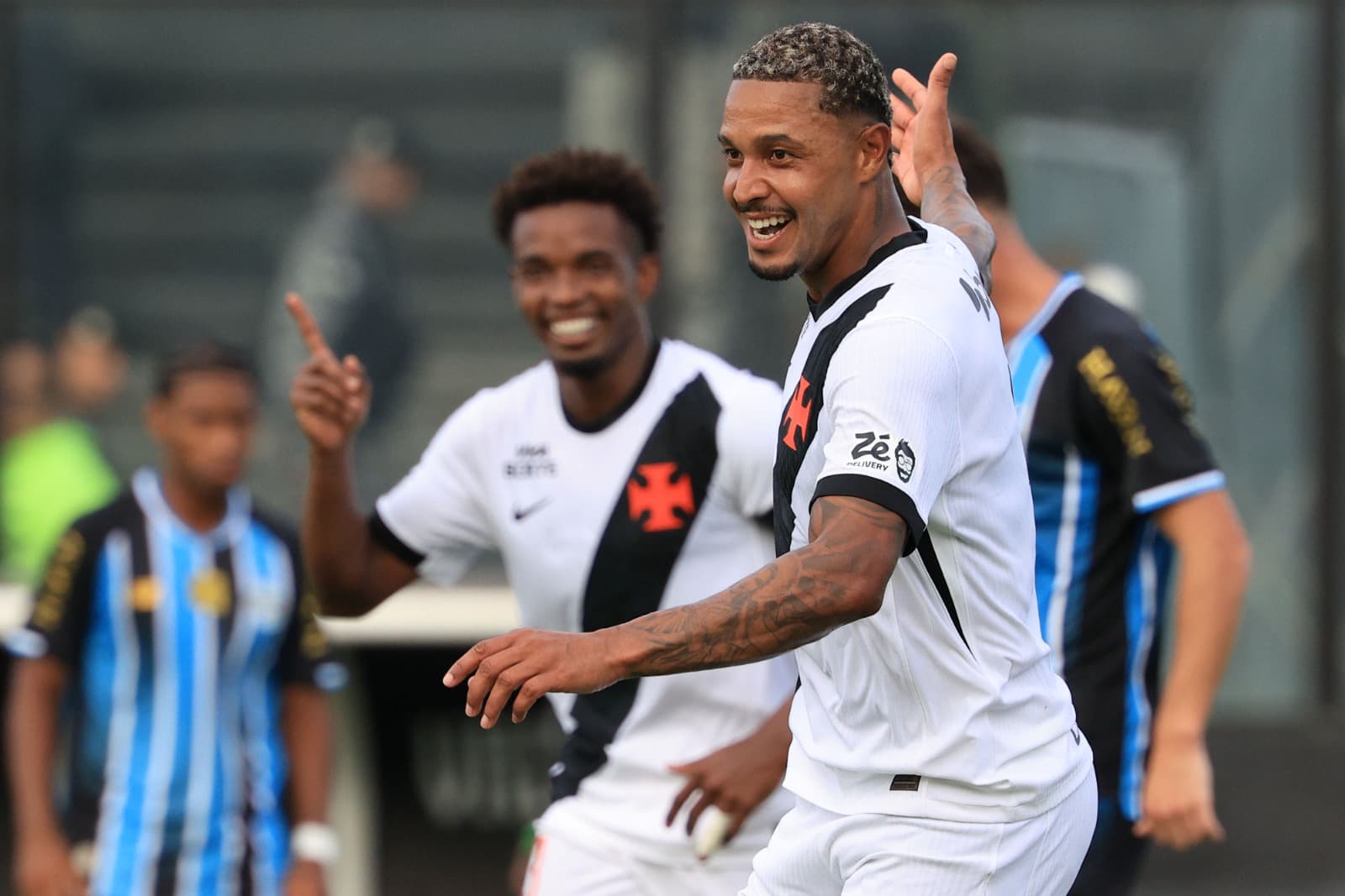 David e Thiago Mendes comemoram gol do Vasco sobre o Grêmio