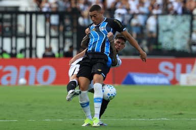 Carlos Vinicius é puxado por zagueiro do Vasco enquanto tenta dominar a bola