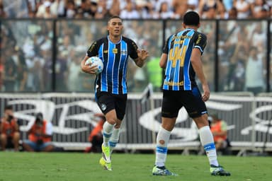 Carlos Vinicius leva a bola para o meio-campo após marcar contra o Vasco