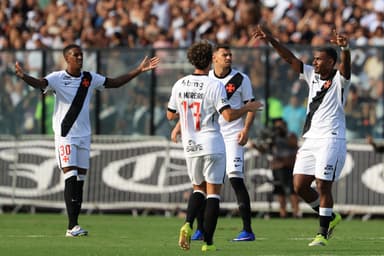 Jogadores do Vasco comemoram gol sobre o Grêmio