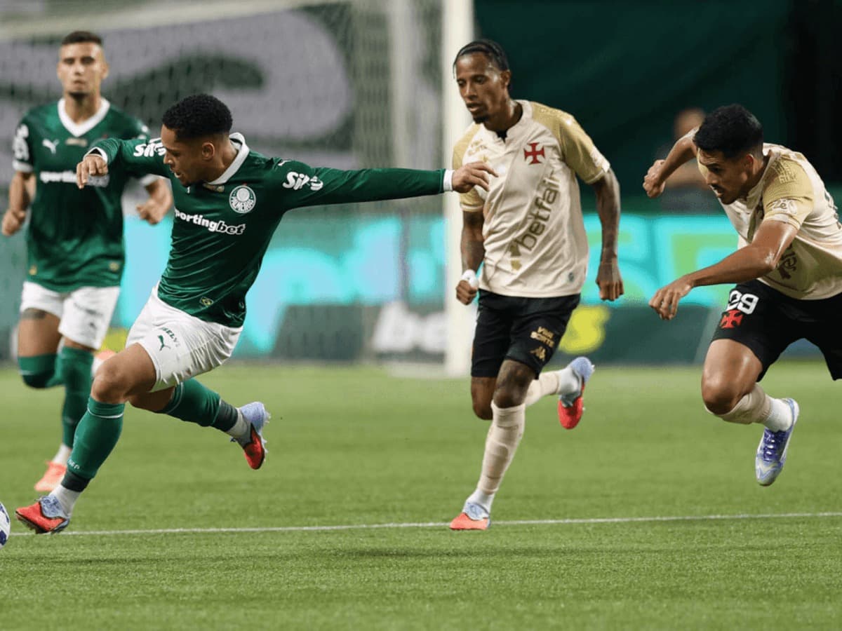 Tchê Tchê e Lucas Silva perseguem Vitor Roque durante Vasco x Palmeiras