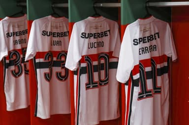 Camisas do São Paulo enfileiradas no vestiário do Canindé antes de São Paulo x Chapecoense