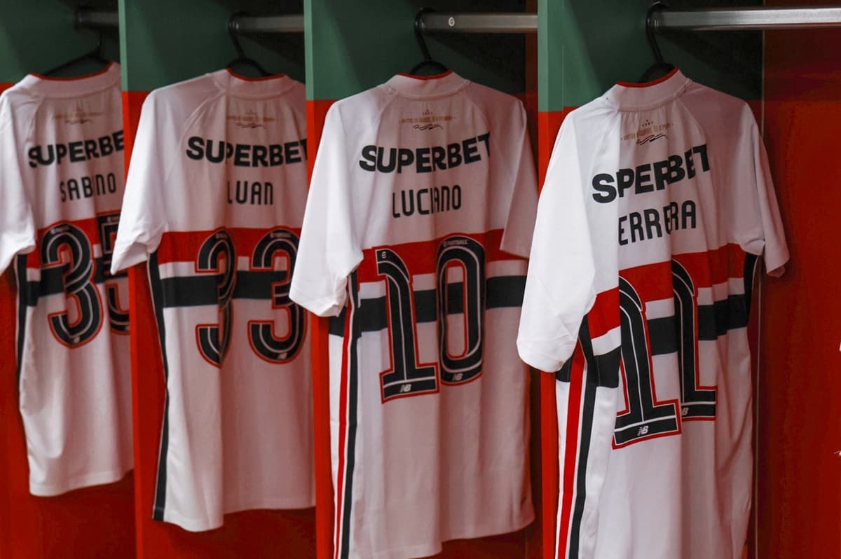 Camisas do São Paulo enfileiradas no vestiário do Canindé antes de São Paulo x Chapecoense