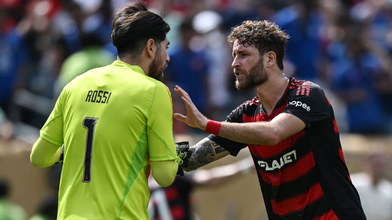 Rossi e Léo Pereira em campo pelo Flamengo
