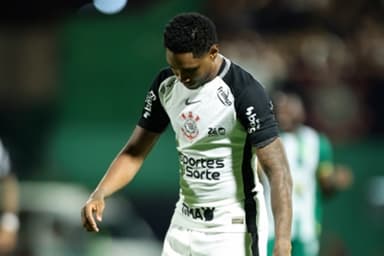 Vitinho de cabeça baixa durante Chapecoense 0x0 Corinthians