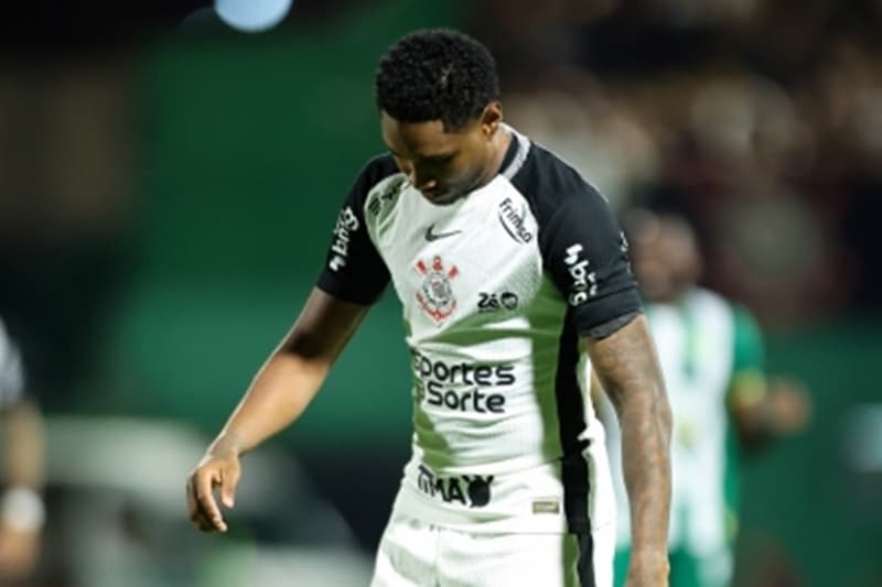 Vitinho de cabeça baixa durante Chapecoense 0x0 Corinthians