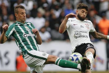 Yuri Alberto luta pela bola contra Henrique em Corinthians x Coritiba pelo Brasileirão 2023