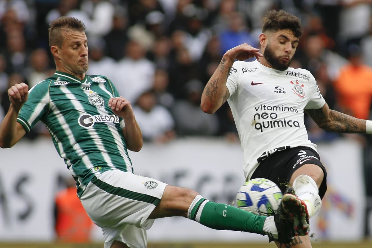 Yuri Alberto luta pela bola contra Henrique em Corinthians x Coritiba pelo Brasileirão 2023