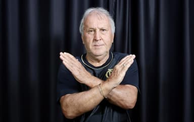 Zico faz gesto de braços cruzados adotado pela arbitragem em casos de racismo