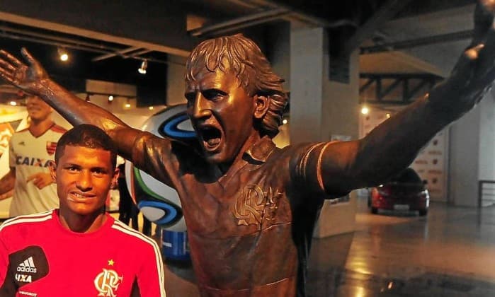 Márcio Araújo ao lado da estátua de Zico. Titularidade eterna vira meme