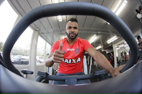 Ex-atacante do Flamengo deixa a China e acerta com clube da Série D