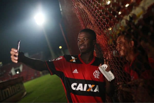 Vinícius Júnior, ainda na base, posa para fotos com admiradores: fama veio desde cedo