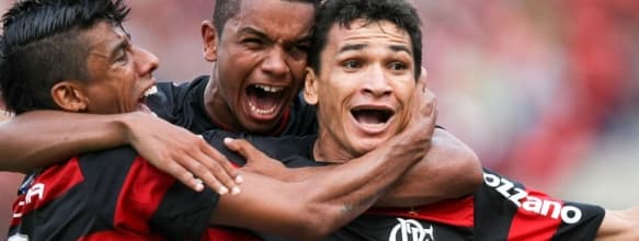 ronaldo-angelim-comemora-ao-lado-de-leo-moura-e-david-o-gol-do-titulo-do-flamengo-1260133636721_583x220