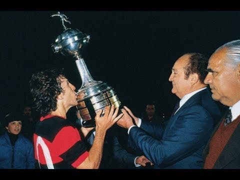 Zico, idólo do Flamengo, beijando a taça da Libertadores de 1981.