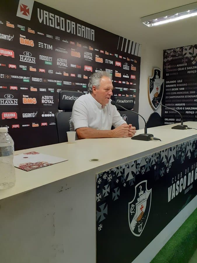 Abel vai escalar reservas contra o Flamengo