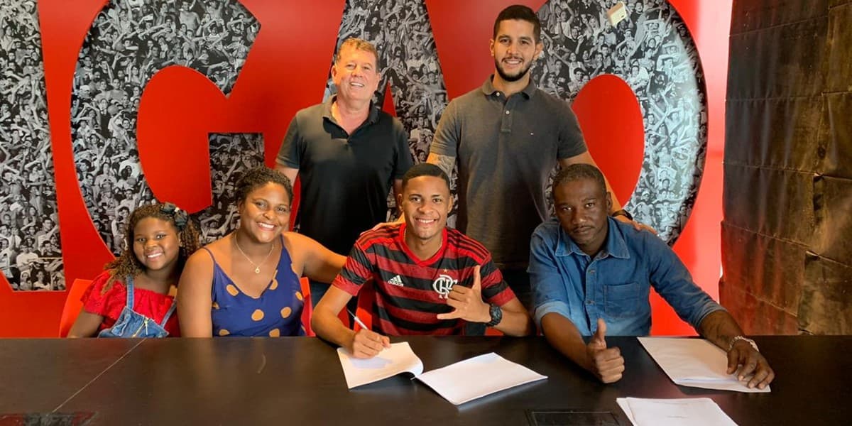Caio Roque posa ao lado de familiares após renovação com o Flamengo