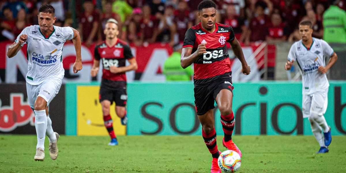 Vitinho carrega a bola em jogo do Flamengo