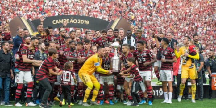 Clube da Série A anuncia contratação de volante multicampeão pelo Flamengo