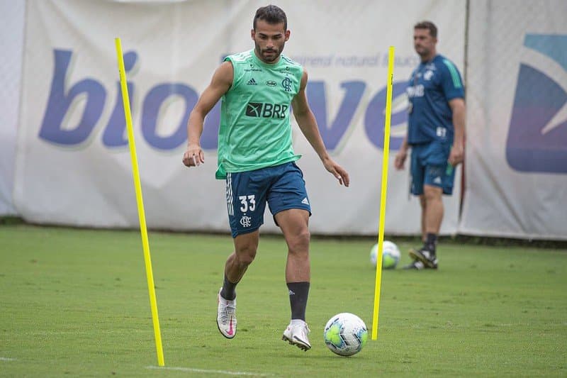 Com lesão grave no joelho, Thiago Maia pode ter que fazer cirurgia para tratamento e deve desfalcar o Flamengo por até seis meses