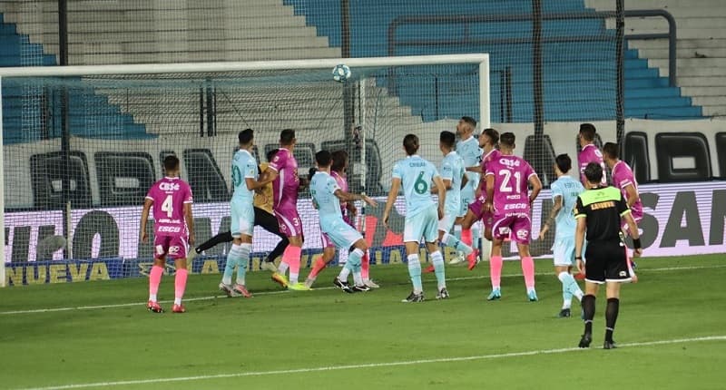 Flamengo e Racing jogam pelas oitavas de final da Libertadores na próxima semana e ambos precisam da vitória para driblar o momento de crise