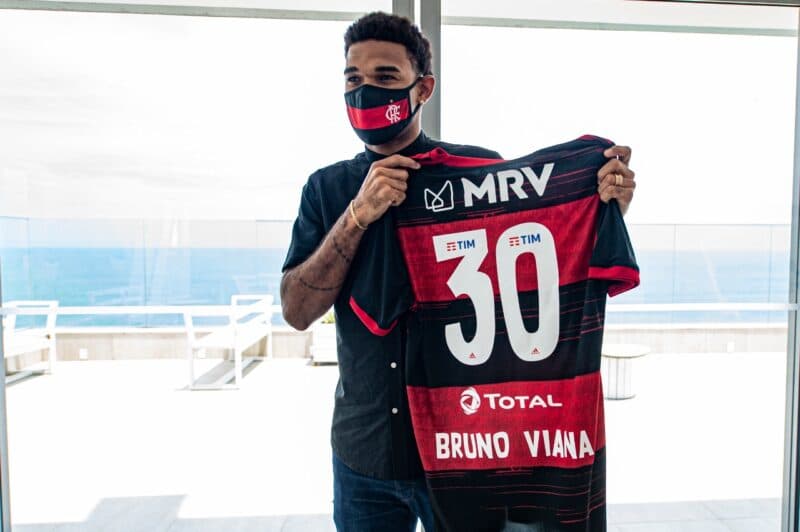 Bruno Viana com a camisa do Flamengo; zagueiro sofreu muitas críticas da torcida durante passagem no clube e hoje está no Coritiba