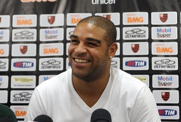 Adriano em coletiva no flamengo