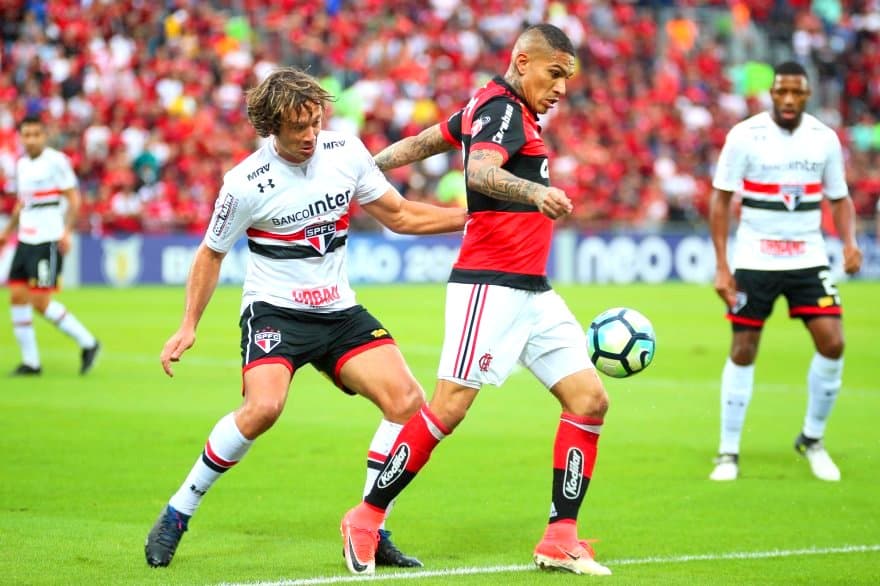 Guerrero e Lugano durante Flamengo x São Paulo, em 2017 – Foto: Gilvan de Souza