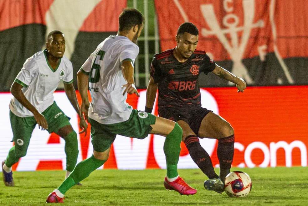 Matheuzinho tem lesão confirmada e desfalca o Flamengo