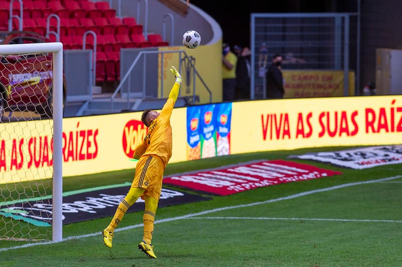 Diego Alves pega três pênaltis contra o Palmeiras na Supercopa
