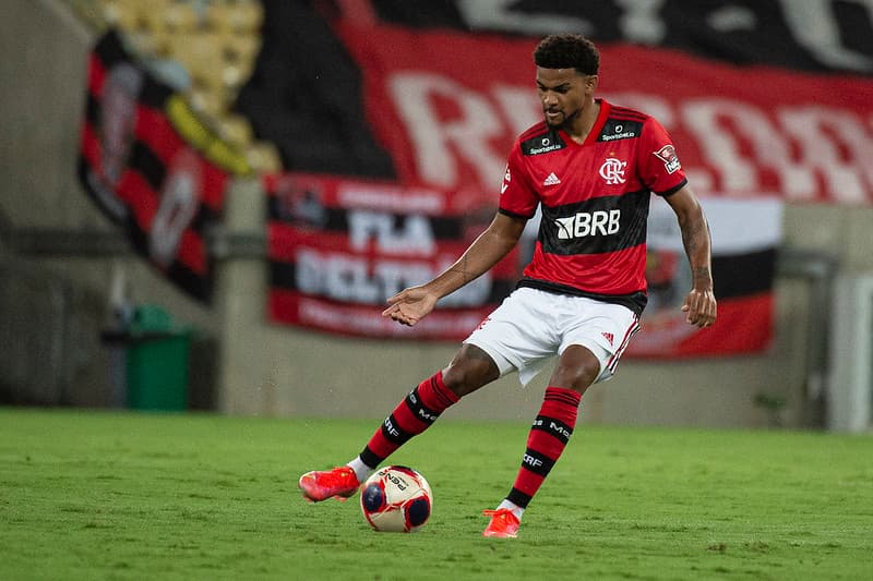 Bruno Viana em campo pelo Flamengo;