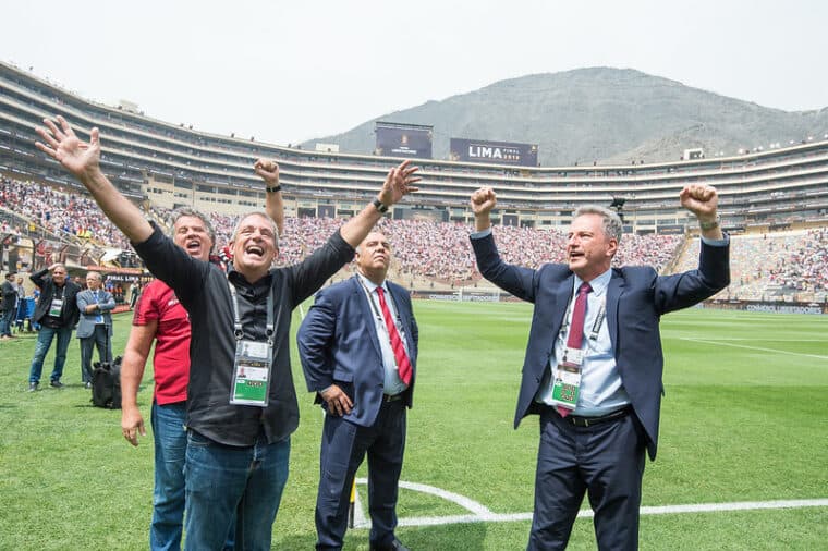 Diretoria do Flamengo comemora título junto aos jogadores; dirigentes se tornaram alvo de críticas pela postura em momentos de crise no futebol
