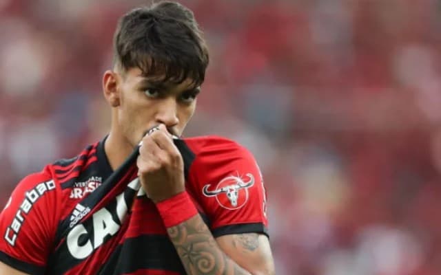 lucas-paqueta-beijando-camisa-flamengo