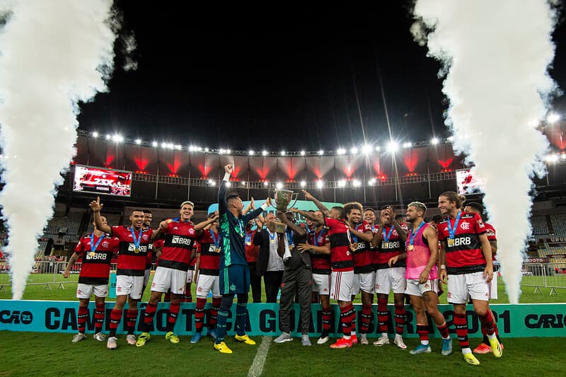 Flamengo levantando troféu da Taça Guanabara de 2021; clube pode ser campeão nesta quarta-feira, contra o Fluminense