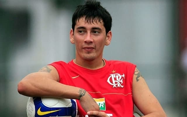 Sambueza em treino do Flamengo em 2008; argentino revelado pelo River Plate anunciou aposentadoria do futebol