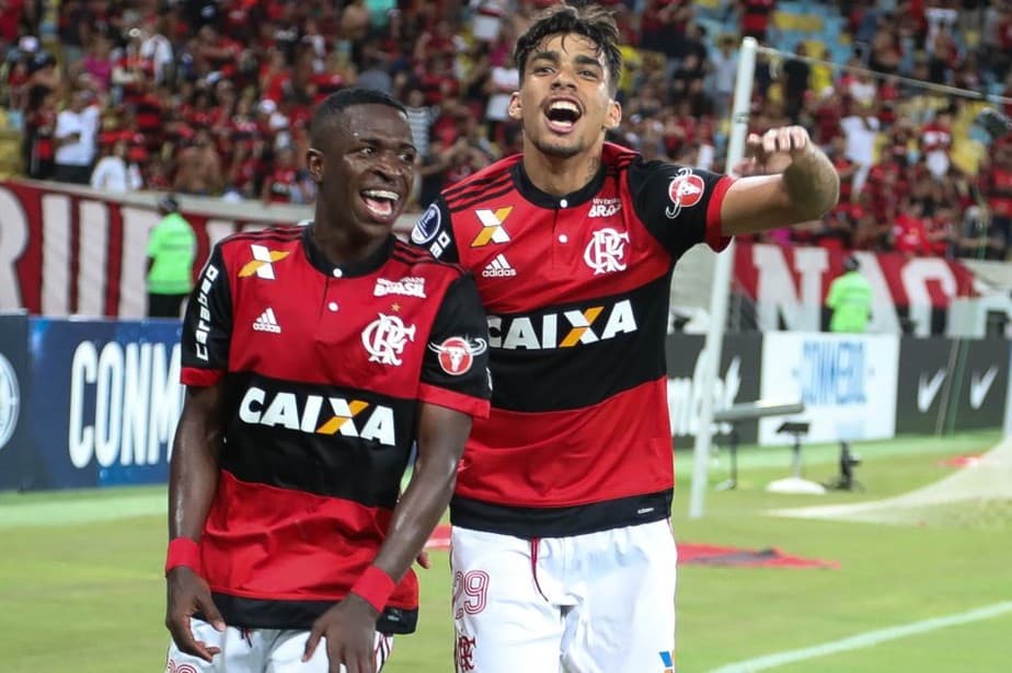 Vinicius Júnior e Lucas Paquetá comemoram gol em jogo do Flamengo; jogadores seguem sendo as maiores venda da base do Flamengo