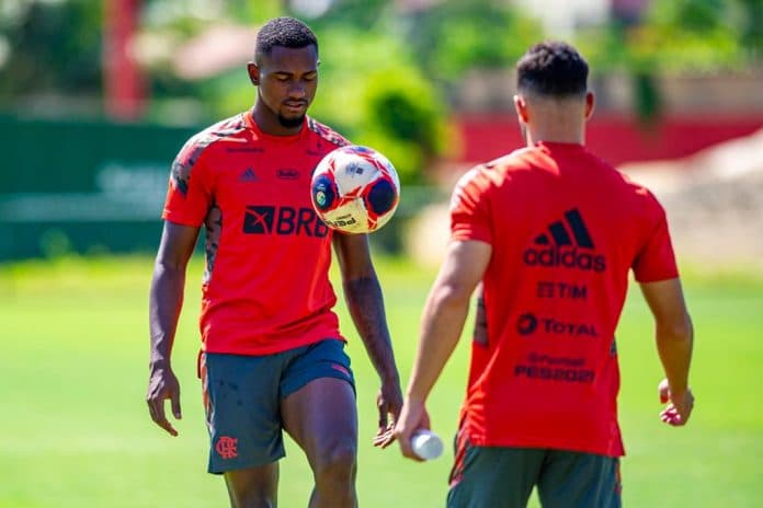 Flamengo acerta venda milionária de zagueiro cria do Ninho