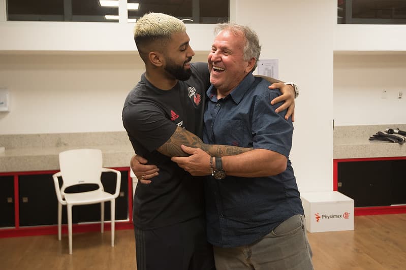 Gabigol e Zico no Ninho do Urubu; jogadores estão entre os maiores da história do Flamengo