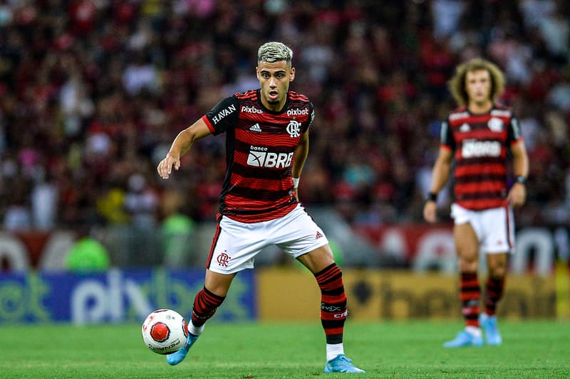 Andreas Pereira em jogo do Flamengo; jogador pode se tornar maior venda da história do Fulham