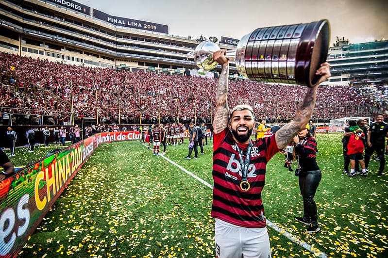 Gabigol com a taça da Libertadores conquistada pelo Flamengo; jogador recebeu filme da Conmebol pelo desempenho da competição