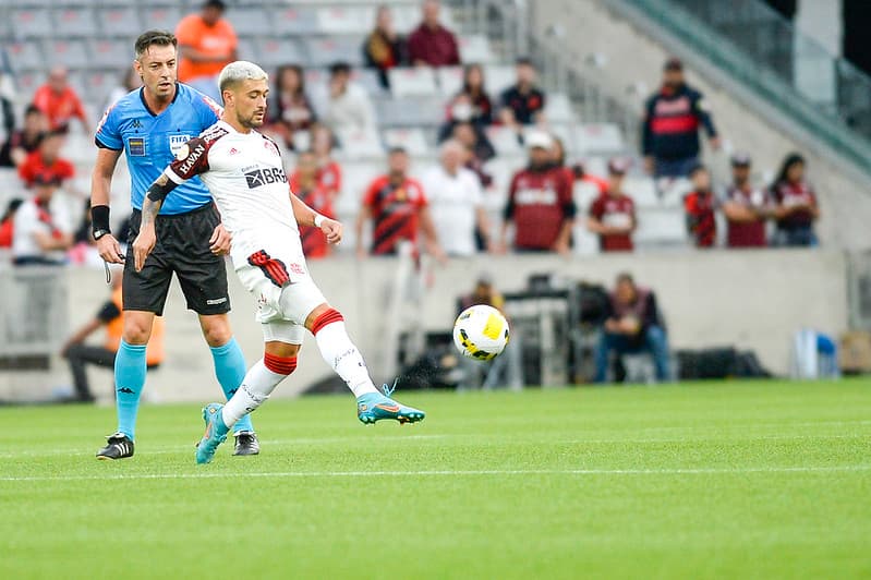 Arrascaeta Flamengo Athletico PR Brasileirão 2022